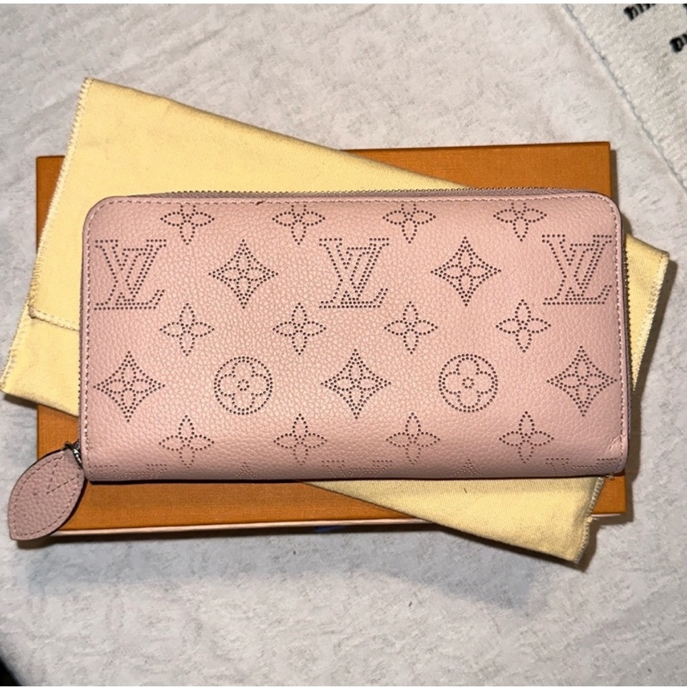Louis Vuitton Pink Mahina Leather zip around wallet Full Set